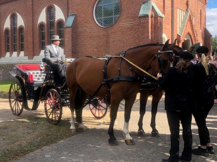 Unsere Hochzeitskutsche vor der Kirche